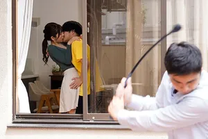 Bố thường xuyên đi làm ăn, cậu con trai ở nhà an ủi má kế cô đơn