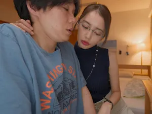 [Happy Threesome], một người đàn ông độc thân lớn tuổi trong giới đổi vợ ở Bắc Kinh, hẹn gặp một phụ nữ đã có chồng trong phòng theo giờ của khách sạn để làm mới mối quan hệ, bộ ngực săn chắc và đẹp