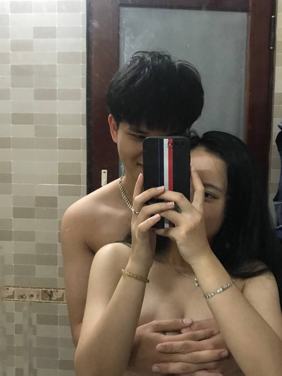 Hám tiền, em ghệ vào bán dâm cho một ông chú đáng tuổi bố
